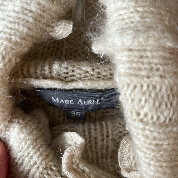 Marc Aurel cream turtleneck sweater
Size 36 - Picture 5 of 5
